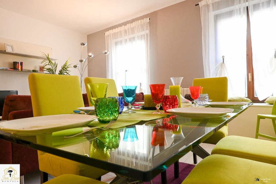 Living room, Food and drinks, Seating area, Dining area