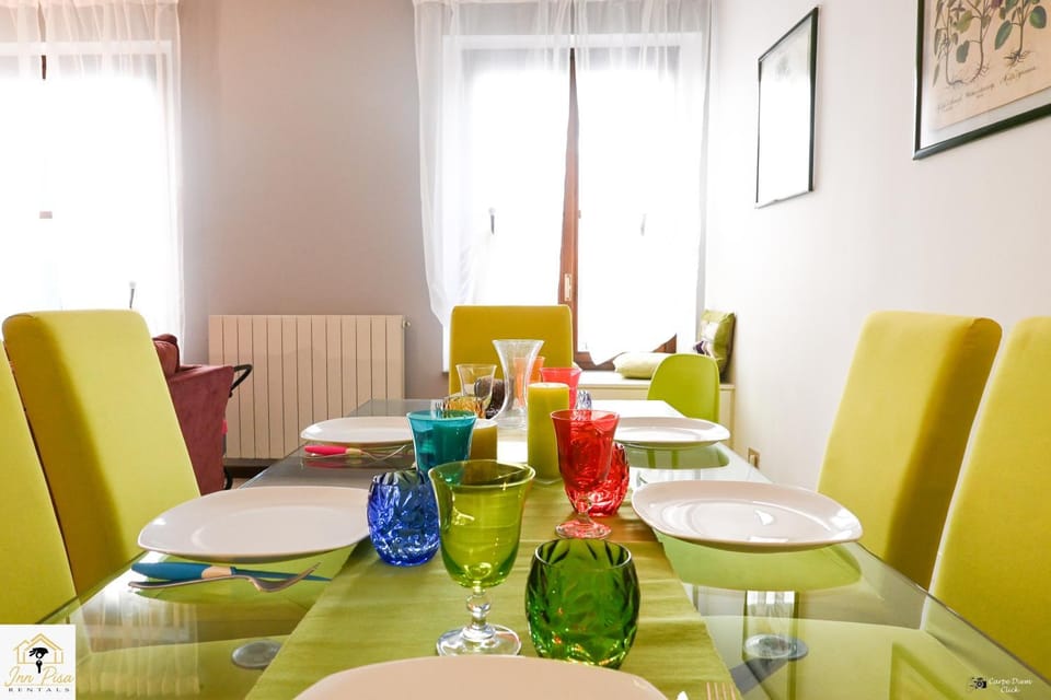 Living room, Food and drinks, Seating area, Dining area, Food
