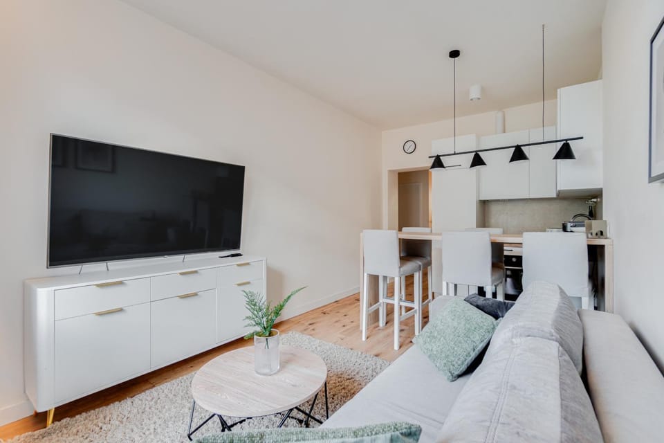 TV and multimedia, Kitchen or kitchenette, Living room, Seating area, Dining area