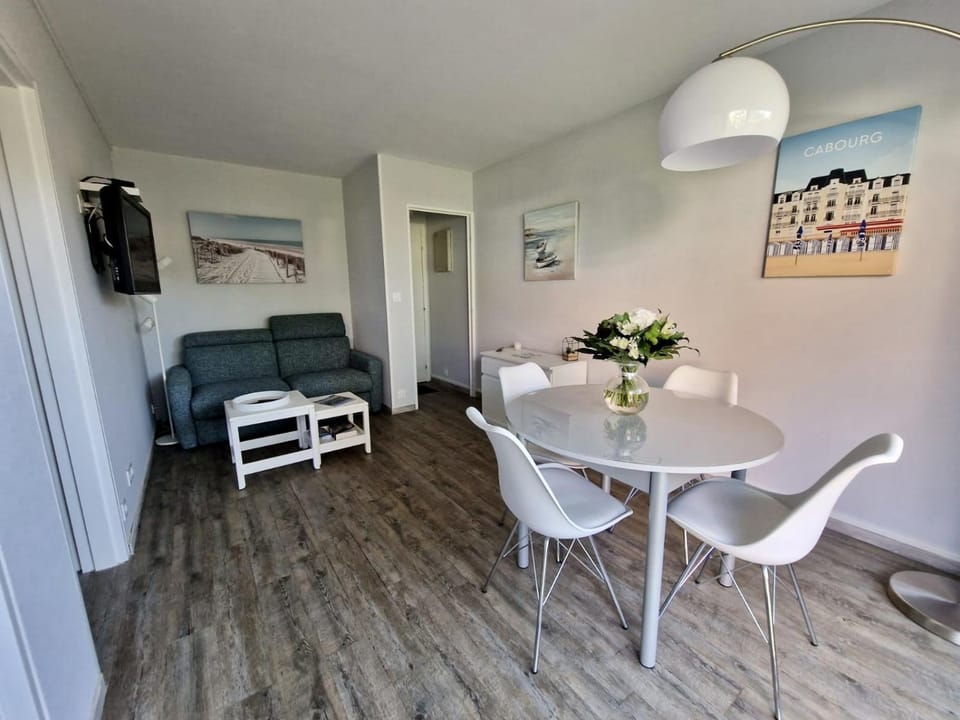 Communal lounge/ TV room, Living room, Seating area