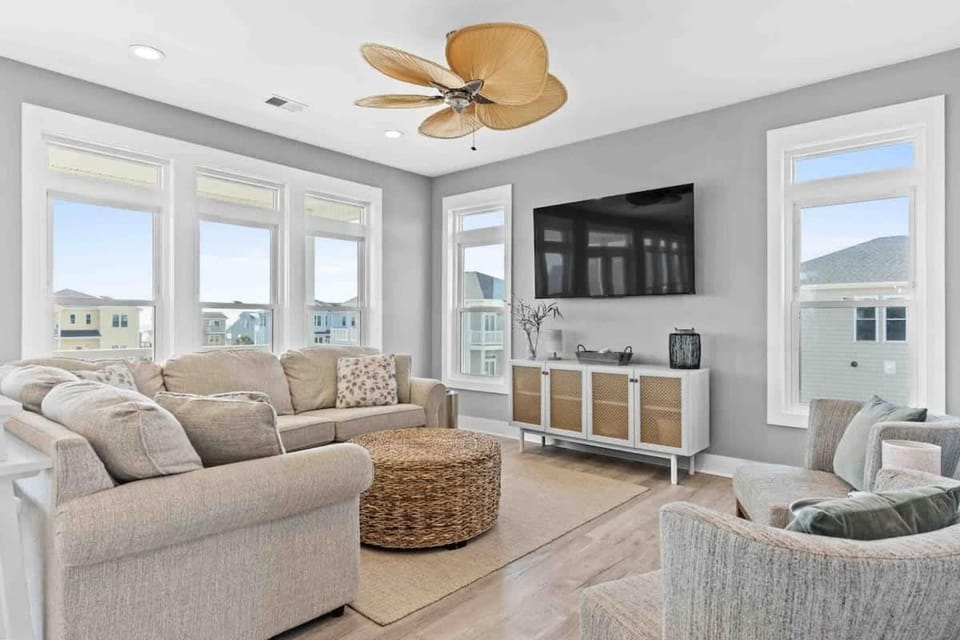 Sweet Tooth Heated Pool Putting Green Ocean Views Elevator House in Ocean Isle Beach