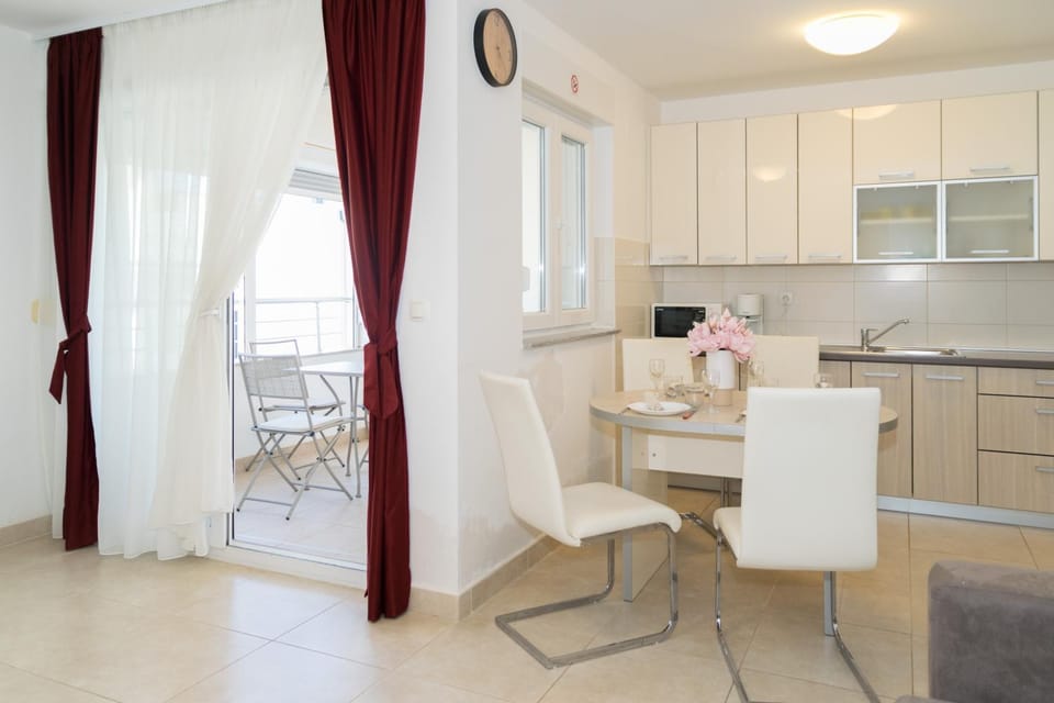 Kitchen or kitchenette, Living room, Seating area, Dining area, air conditioner