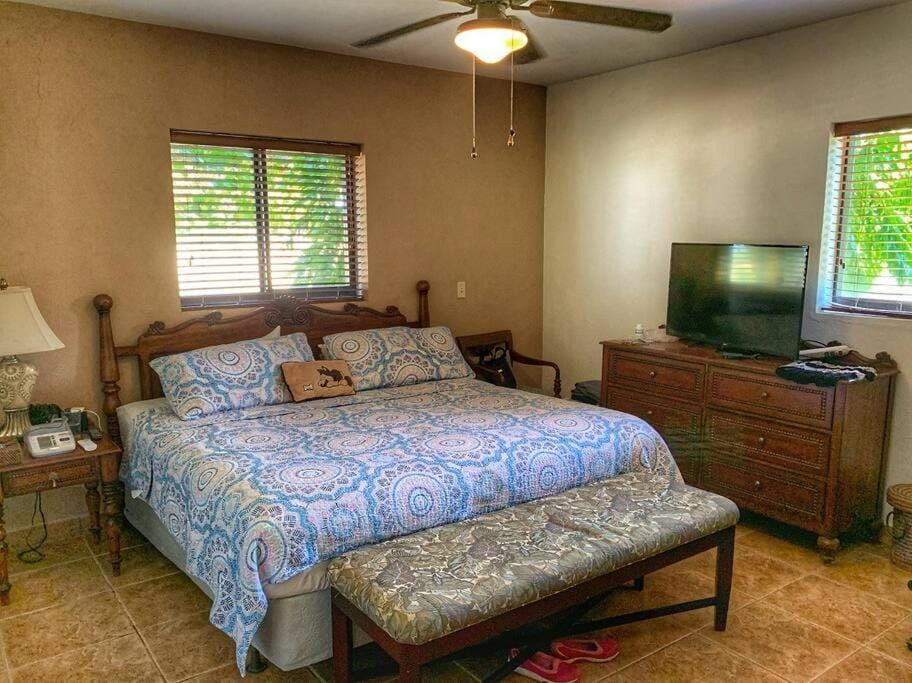 Bed, TV and multimedia, Photo of the whole room, Bedroom