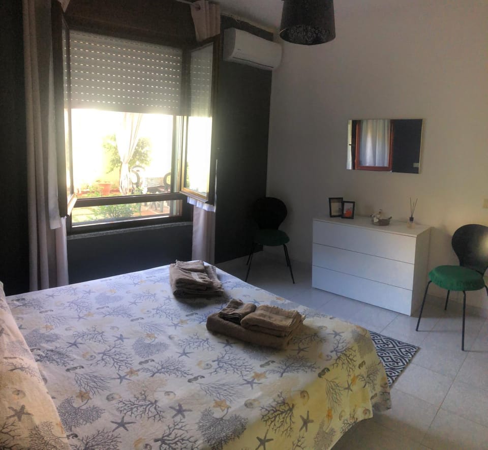 Bed, Bedroom, towels