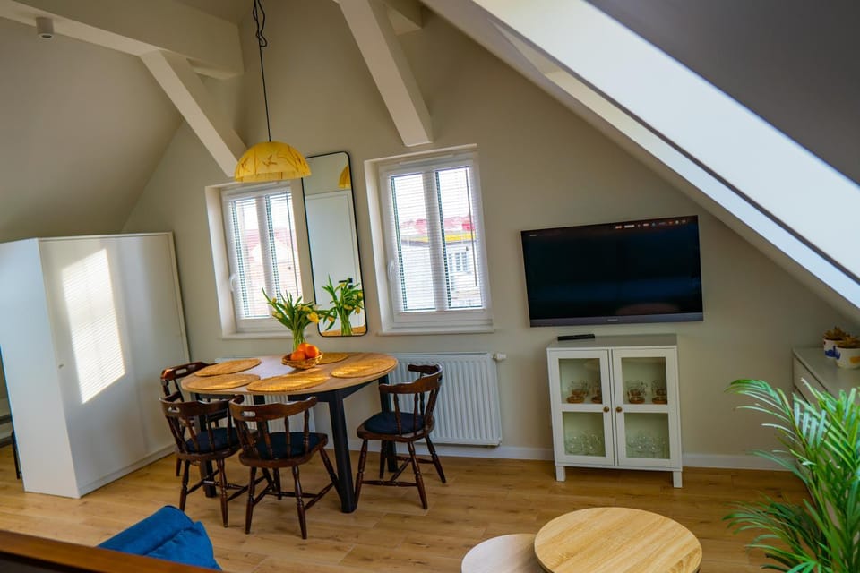 Communal lounge/ TV room, TV and multimedia, Living room, Seating area, Dining area, Evening entertainment