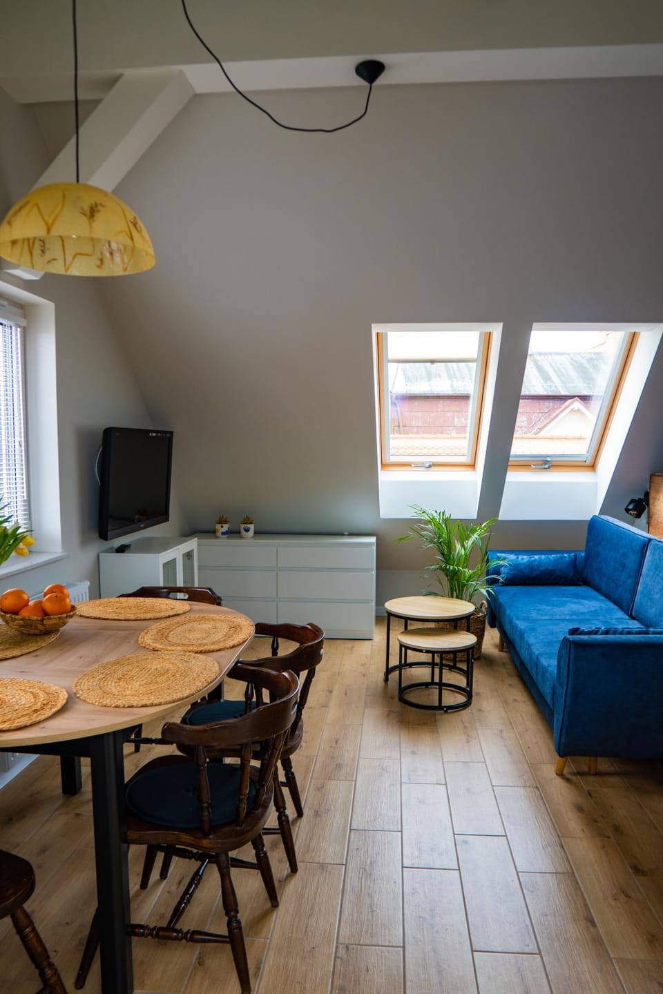 TV and multimedia, Living room, Seating area, Dining area