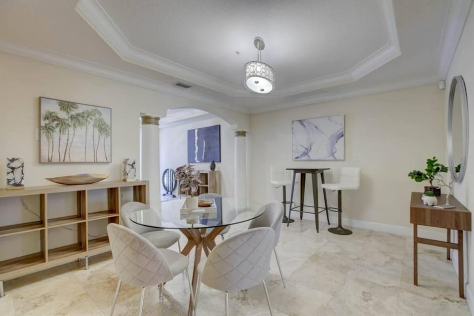 Private Patio Cali King Bed Walk to Las Olas House in Fort Lauderdale