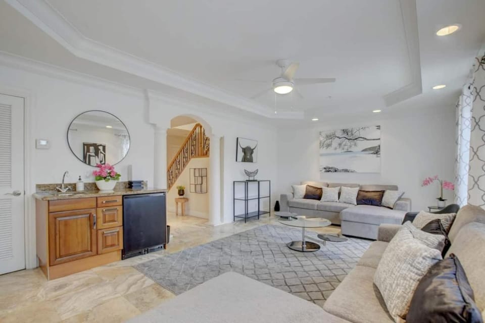 Private Patio Cali King Bed Walk to Las Olas House in Fort Lauderdale