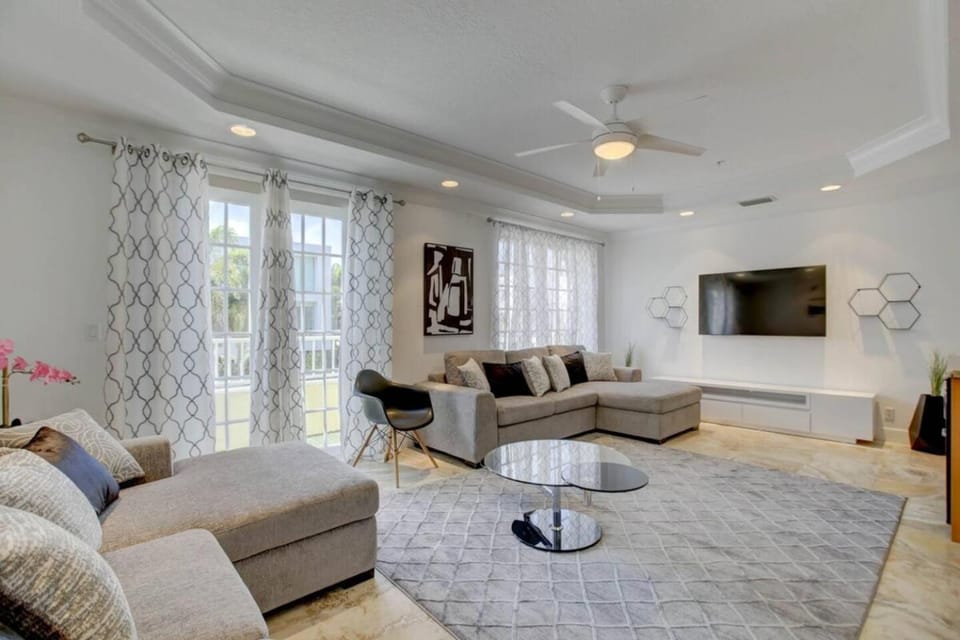 Private Patio Cali King Bed Walk to Las Olas House in Fort Lauderdale
