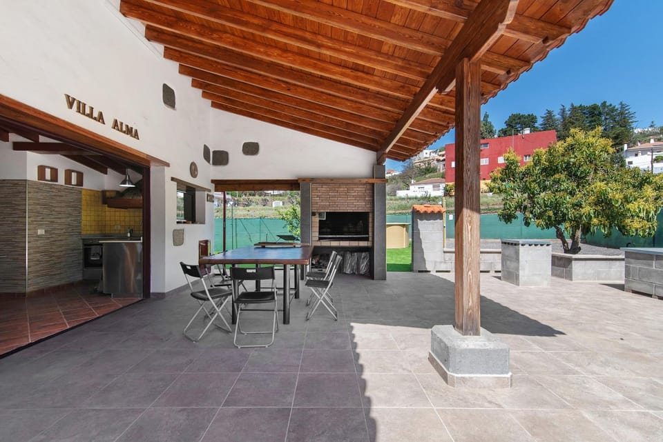 Property building, Balcony/Terrace, Living room