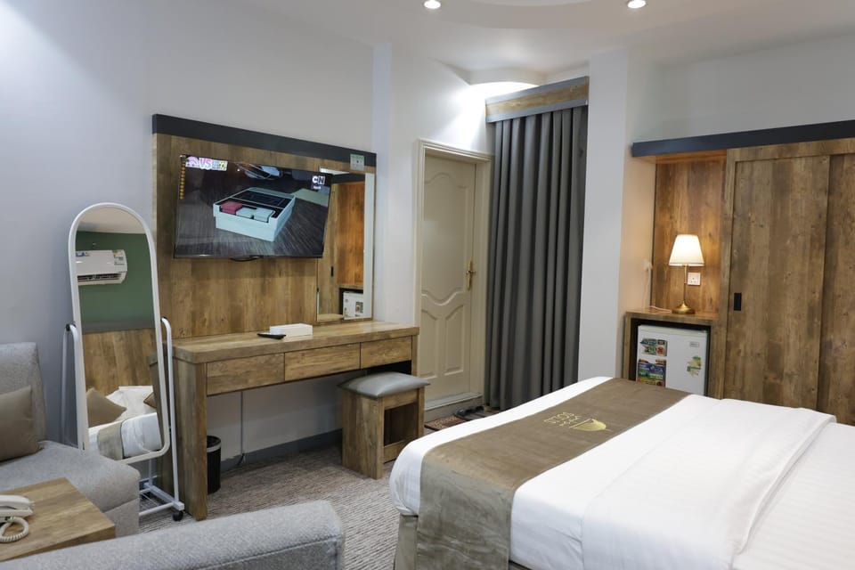 Bed, TV and multimedia, Kitchen or kitchenette, Bedroom