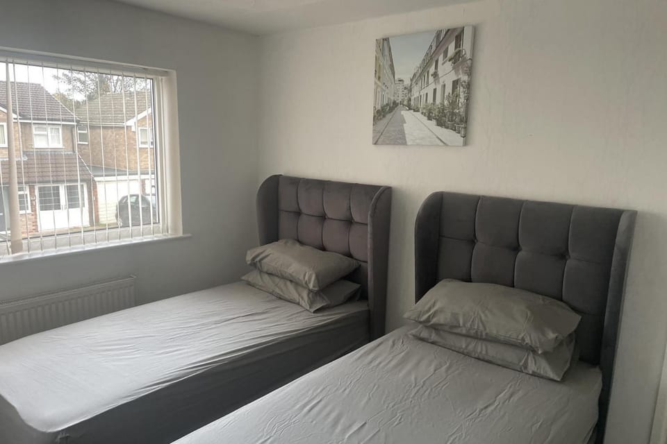 4 Bedroom House - Sleeps 6 - Garden Bbq Parking House in Metropolitan Borough of Solihull