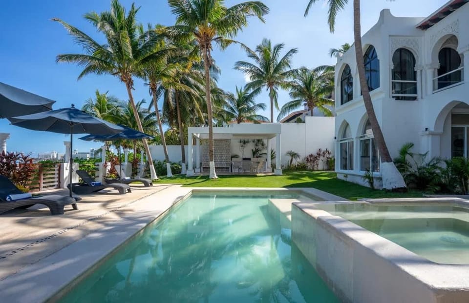 Unique 5BR Beachfront Villa w/ Private Pool! House in Cancun