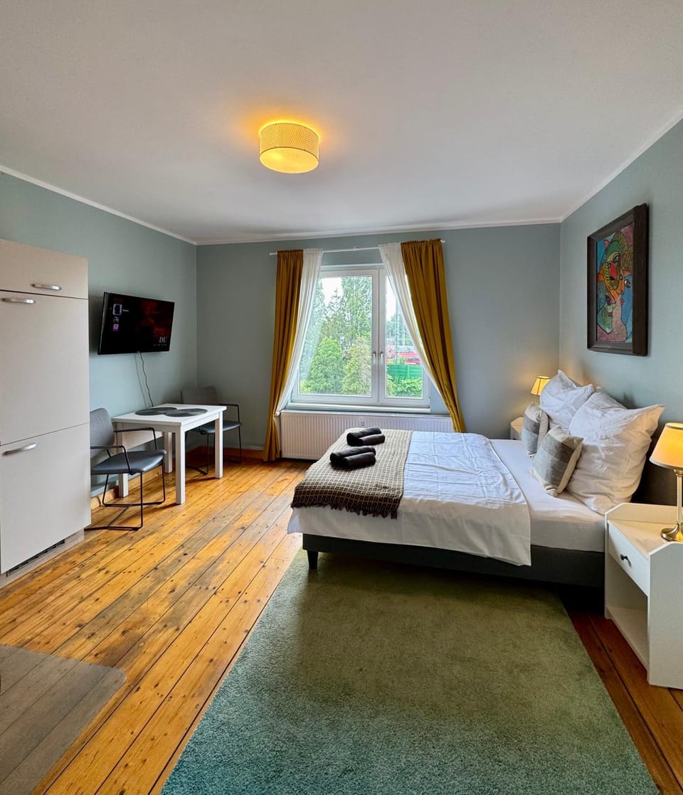 Communal lounge/ TV room, Bed, TV and multimedia, Living room, Photo of the whole room, Seating area, Evening entertainment, Bedroom