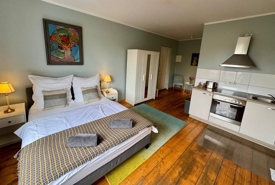 Kitchen or kitchenette, Living room, Photo of the whole room, Seating area, Dining area, Bedroom, stove