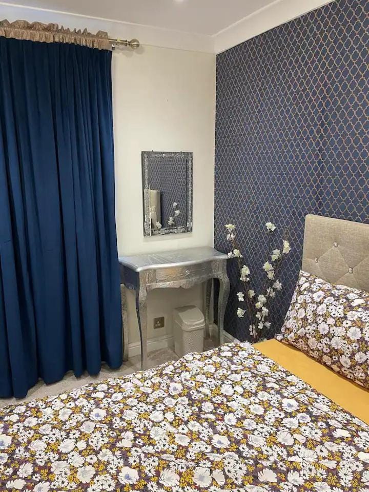 Bed, TV and multimedia, Bedroom, hair dresser