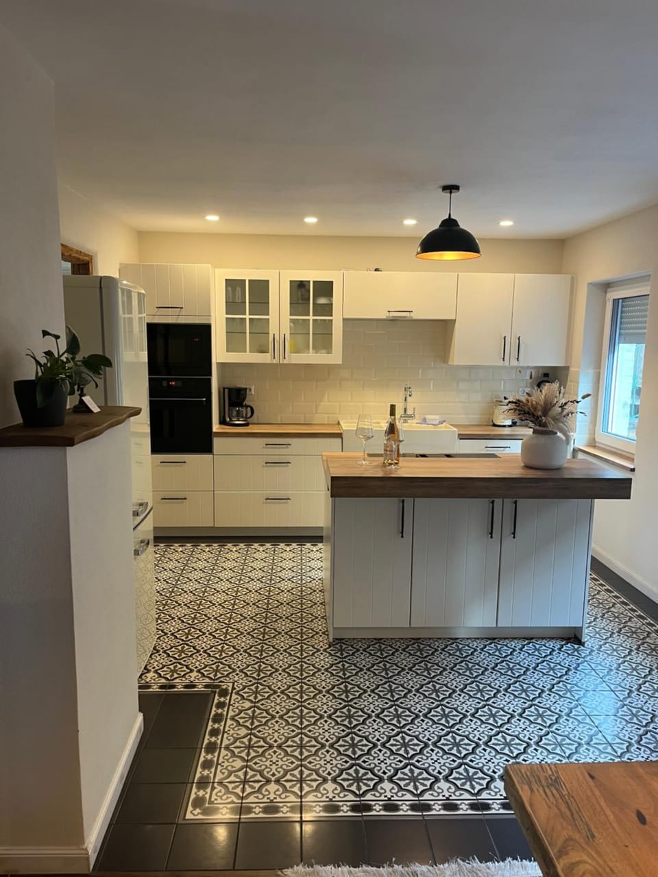 Kitchen or kitchenette, dishwasher, stove
