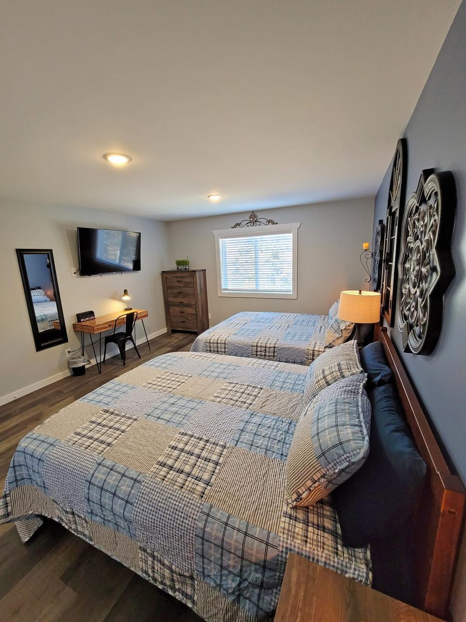 Bed, TV and multimedia, Photo of the whole room, Bedroom, hair dresser
