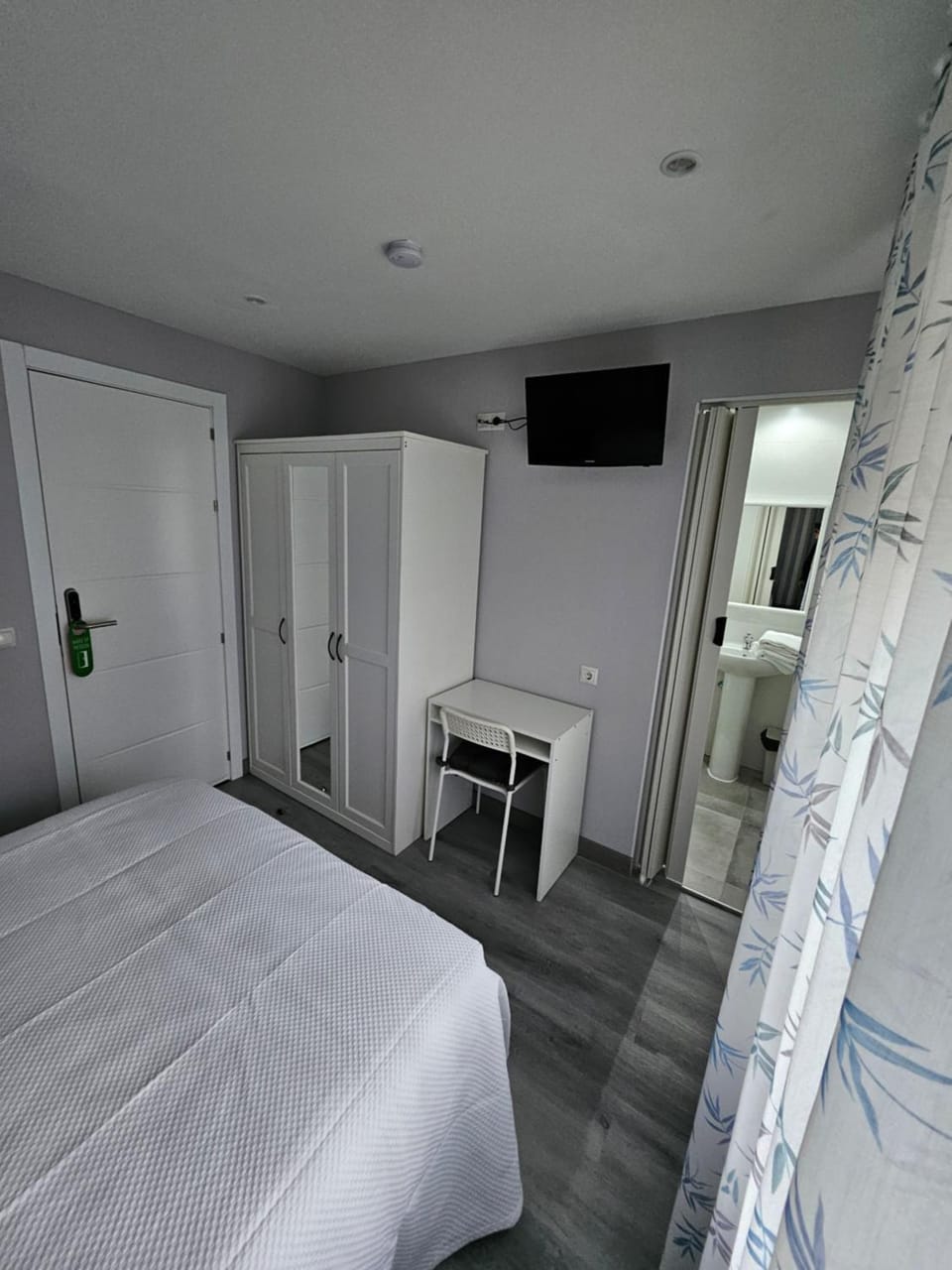 Communal lounge/ TV room, Bed, TV and multimedia, Photo of the whole room, Bedroom, hair dresser, wardrobe
