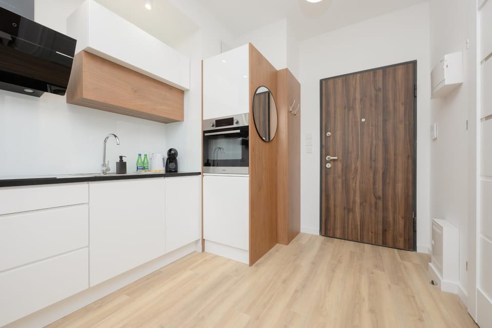Kitchen or kitchenette, dishwasher, stove