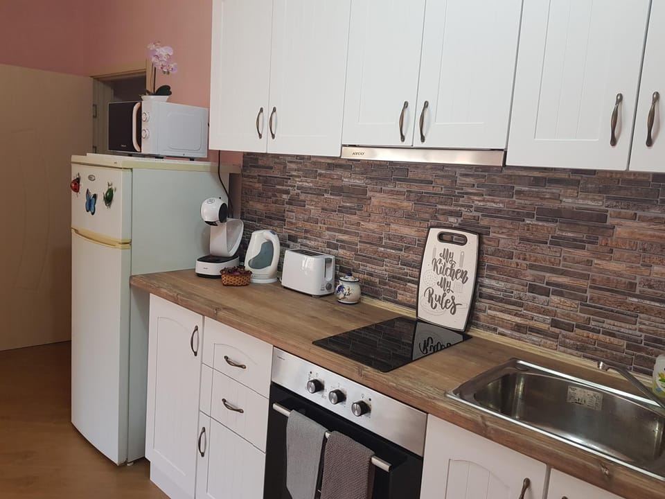 Coffee/tea facilities, Kitchen or kitchenette, minibar, oven, toaster