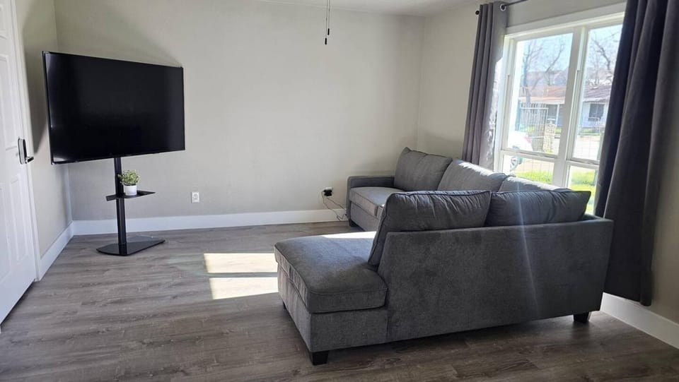 Spacious Home Near Downtown 4 BR3 Baths House in Montopolis