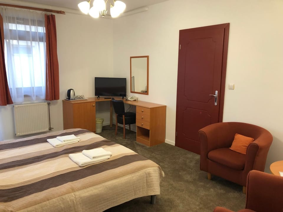 Bed, TV and multimedia, Photo of the whole room, Seating area