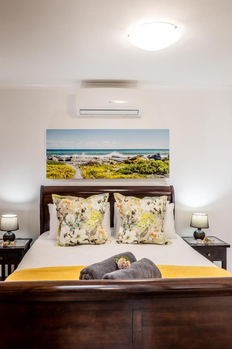 Bedroom, air conditioner