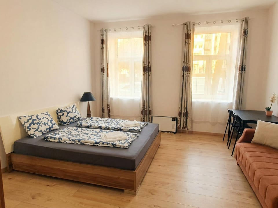 Bed, Seating area, Bedroom