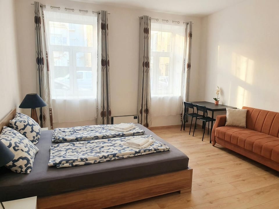 Bed, Seating area, Bedroom