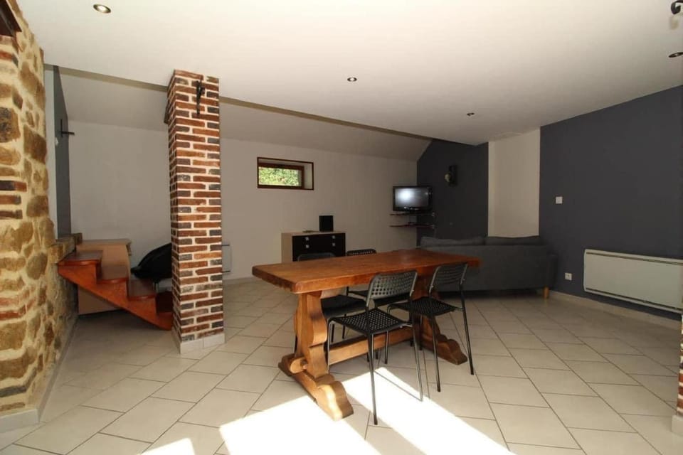 TV and multimedia, Living room, Seating area, Dining area