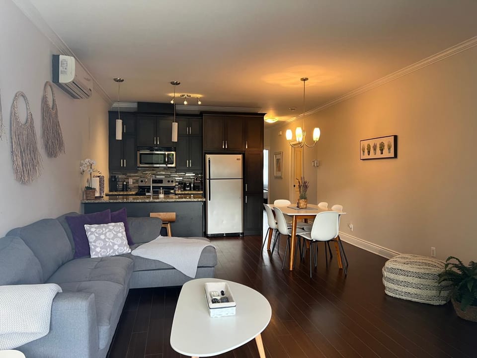 Coffee/tea facilities, Kitchen or kitchenette, Living room, Seating area, Dining area