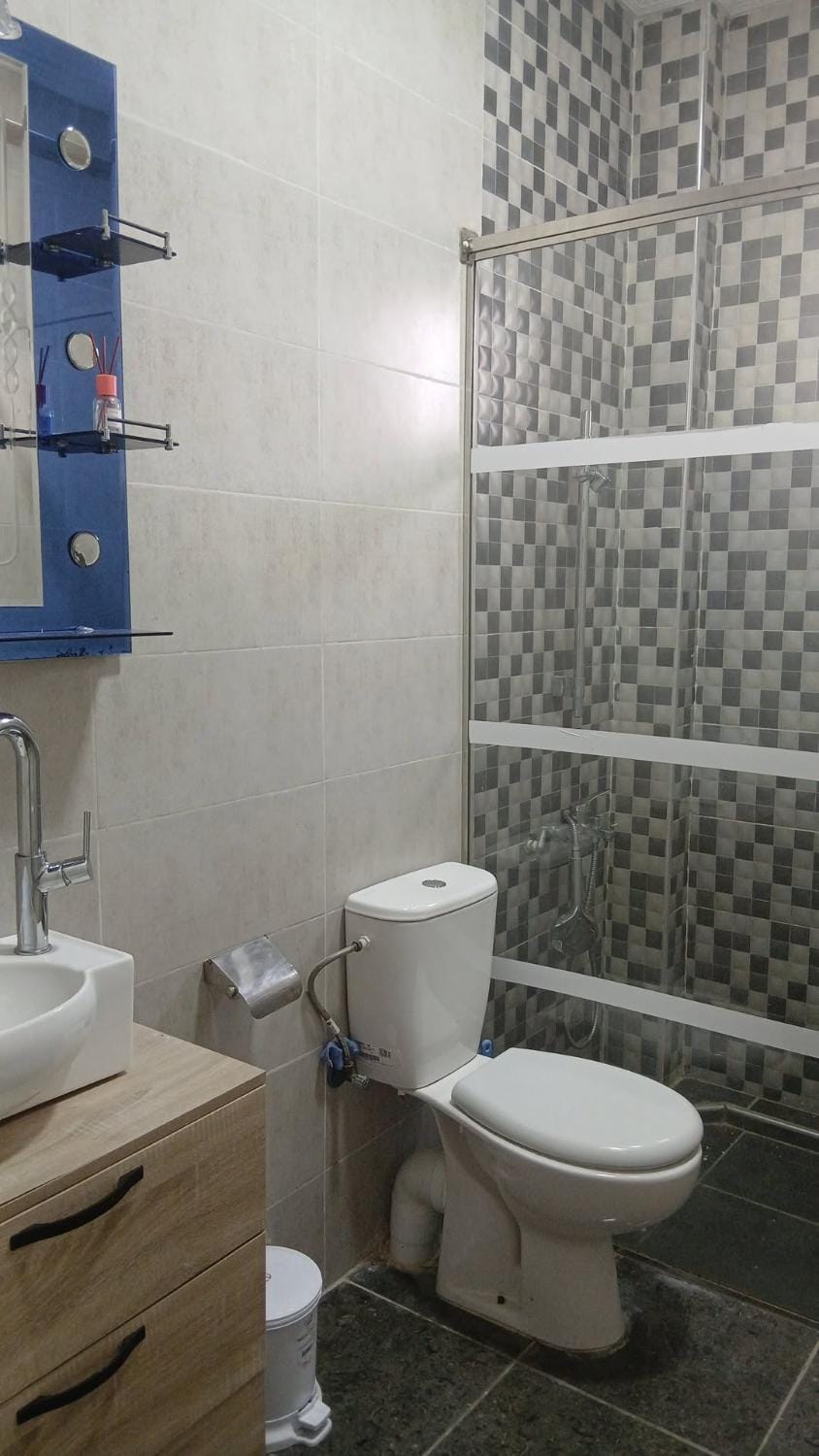Shower, Toilet