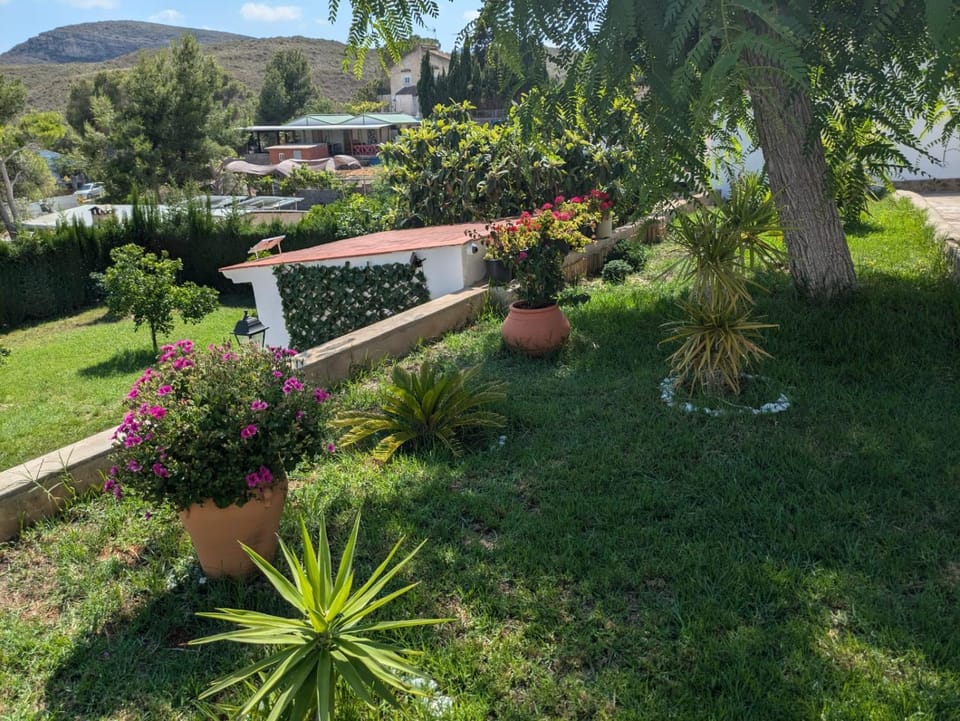 Chalet con piscina, barbacoa y jacuzzi en Valencia House in Valencian Community
