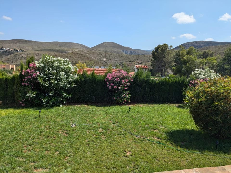 Chalet con piscina, barbacoa y jacuzzi en Valencia House in Valencian Community