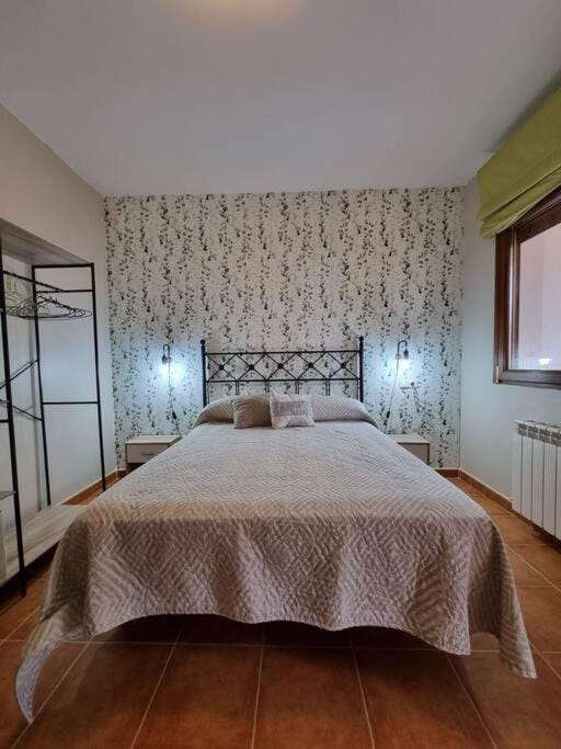 Photo of the whole room, Bedroom