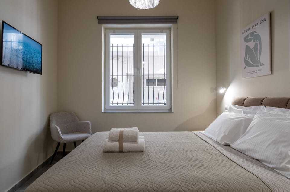 Bed, TV and multimedia, Bedroom, towels