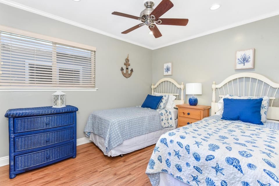 4 Bedroom Home Steps from the Sand with Balcony & BBQ House in Balboa Peninsula