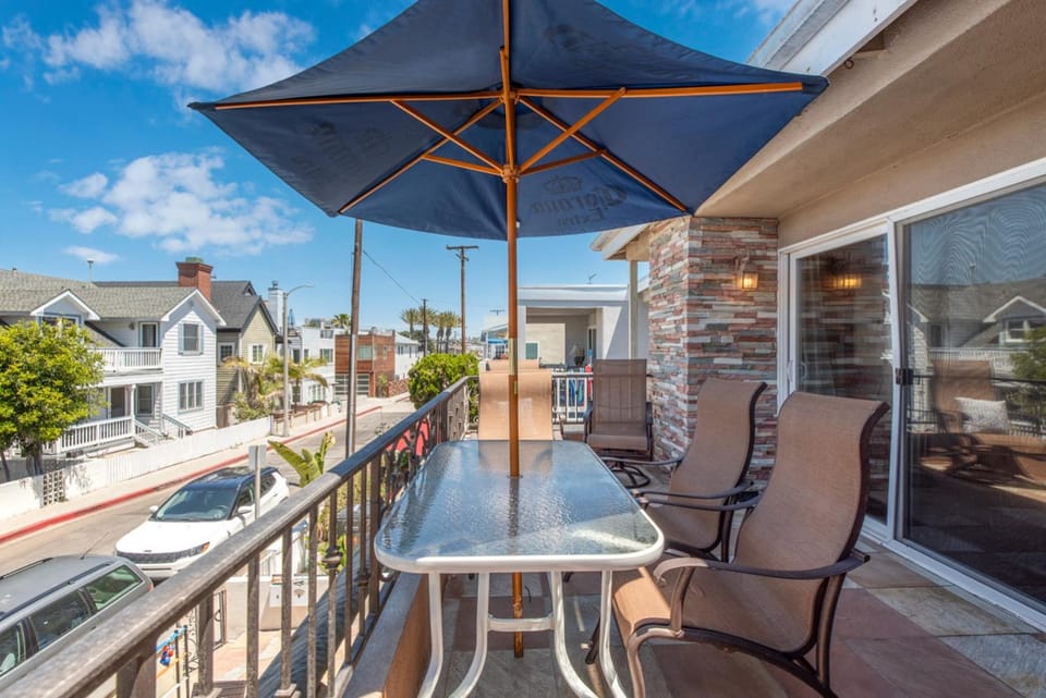 Giant 7 Bedroom Home with 3 separate Condos House in Balboa Peninsula