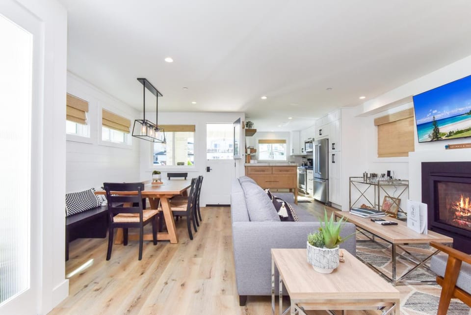 BRAND NEW Luxury 1 Bedroom Condo Steps from the Beach House in Balboa Peninsula