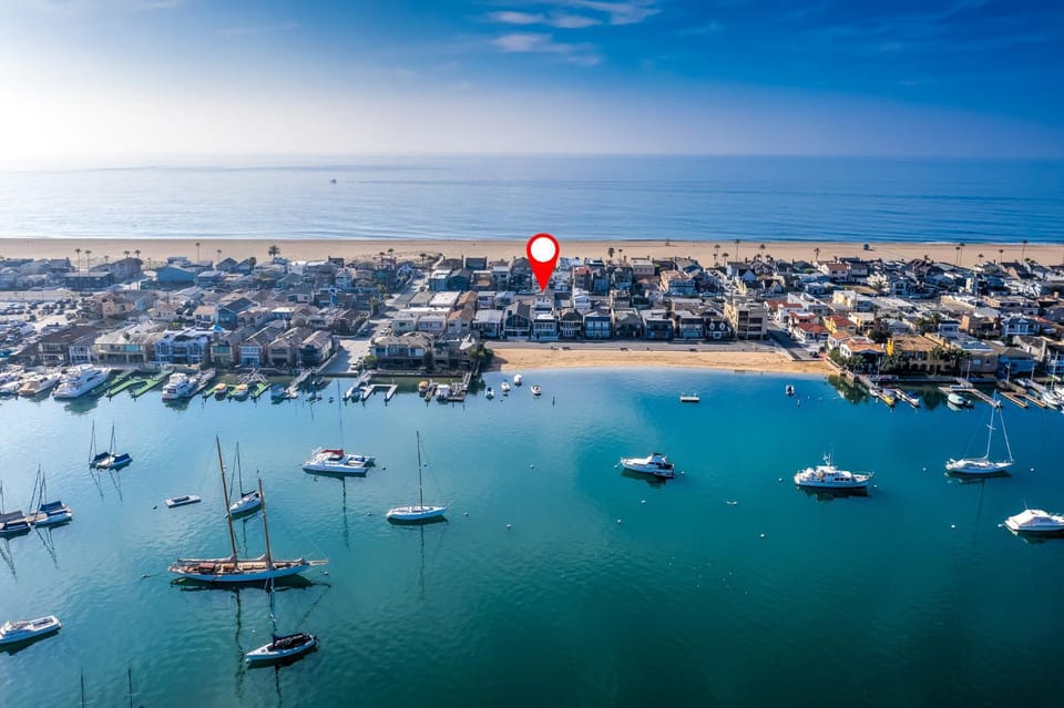 BRAND NEW Luxury 1 Bedroom Condo Steps from the Beach House in Balboa Peninsula
