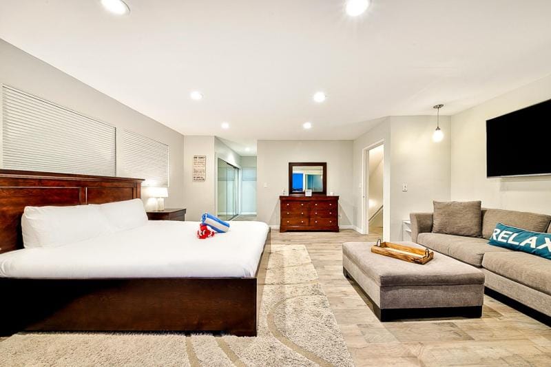 6 Bedroom Home with Rooftop Deck Between the Bay & the Beach House in Balboa Peninsula