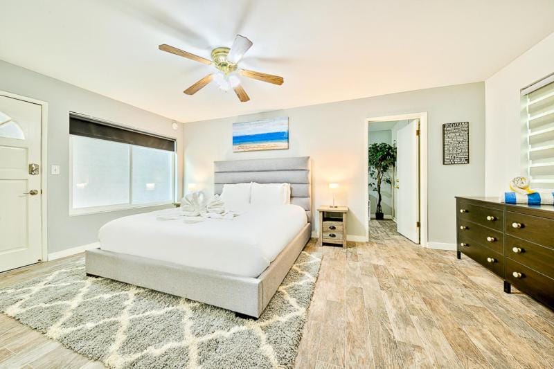 6 Bedroom Home with Rooftop Deck Between the Bay & the Beach House in Balboa Peninsula