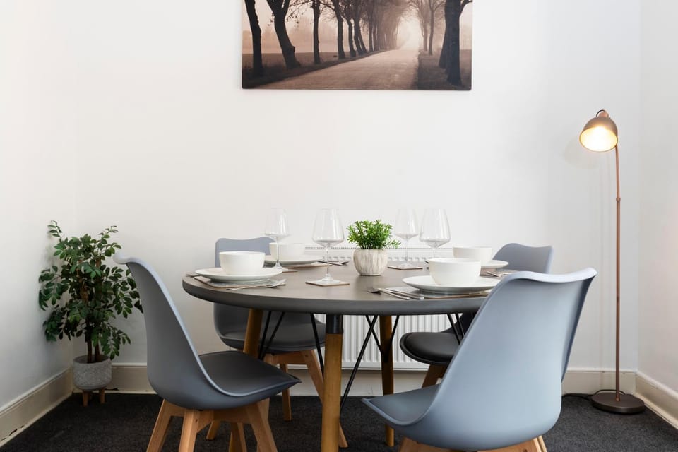 Charming and comfortable property by Our Home Short Stays very spacious with super fast WiFi close to the Metro Centre and Newcastle City Centre Apartment in Gateshead