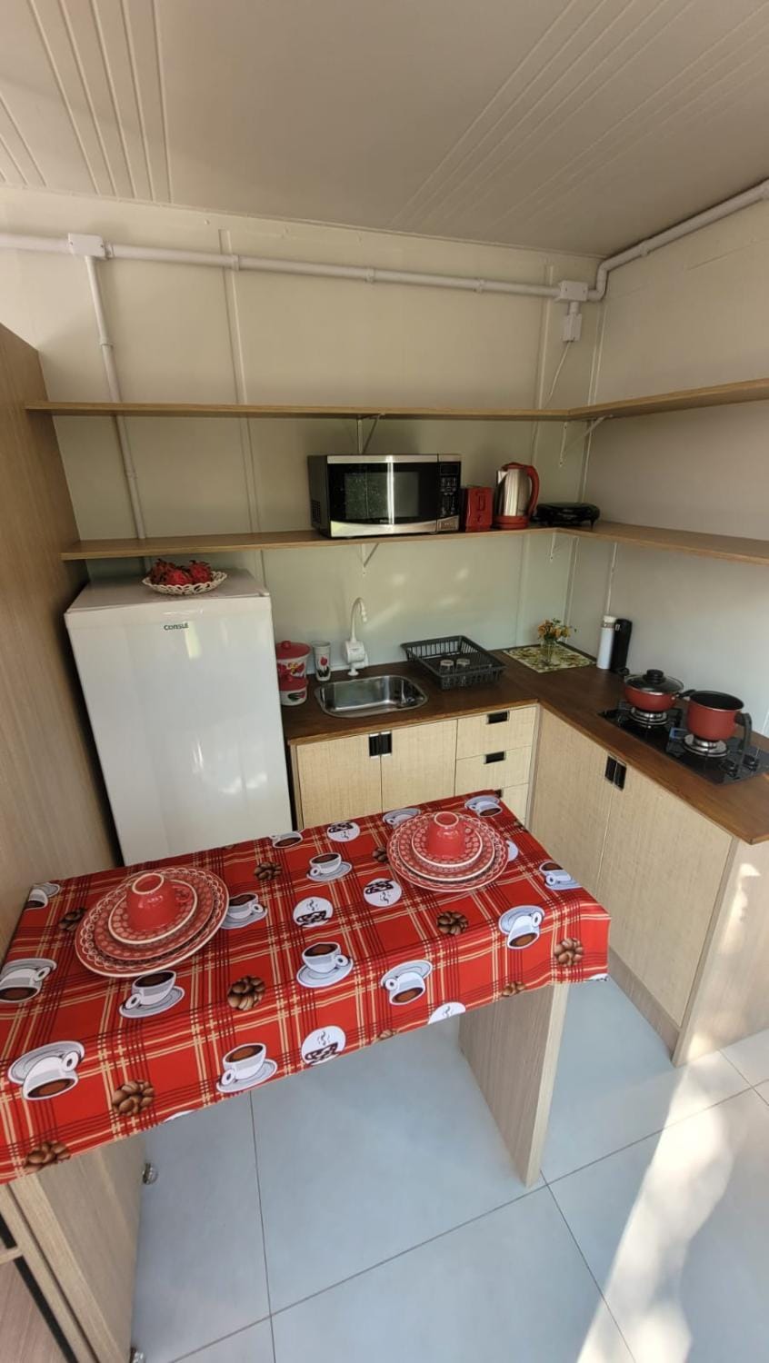 Kitchen or kitchenette, Dining area, minibar, stove, toaster