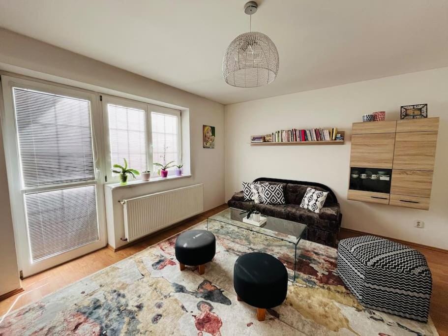 Living room, Seating area, internet