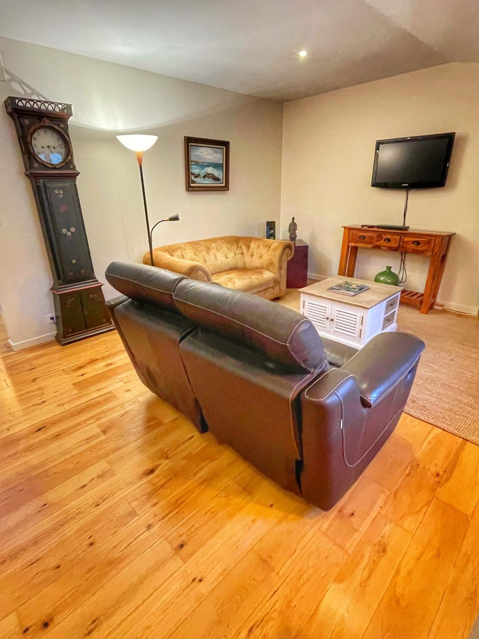 TV and multimedia, Living room, Seating area, Evening entertainment