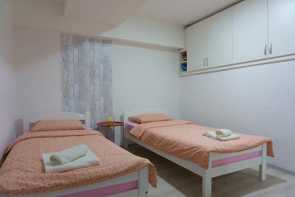 Bed, Massage, Photo of the whole room, Bedroom, towels