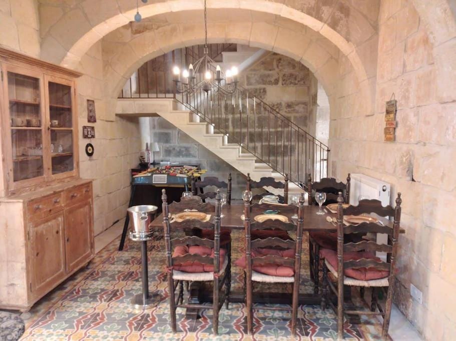 Seating area, Dining area