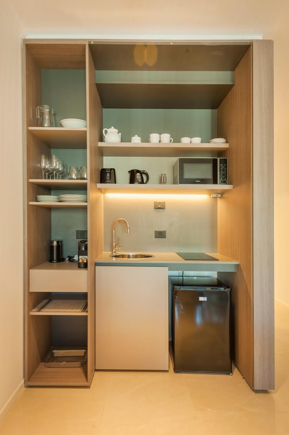 Kitchen or kitchenette, minibar, oven